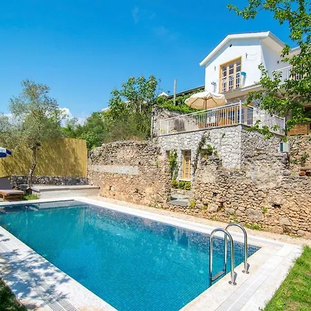 Sleeps 6 With Pool Air Con And Wifi Keciler