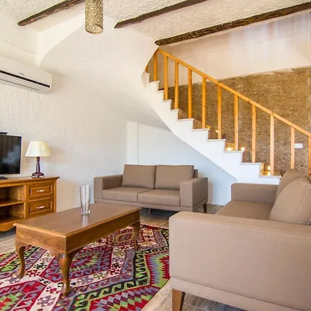 Vila Sleeps 6 With Pool Air Con And Wifi *