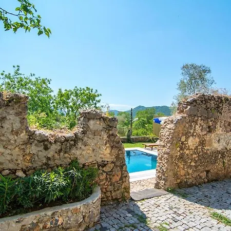 Vila Sleeps 6 With Pool Air Con And Wifi
